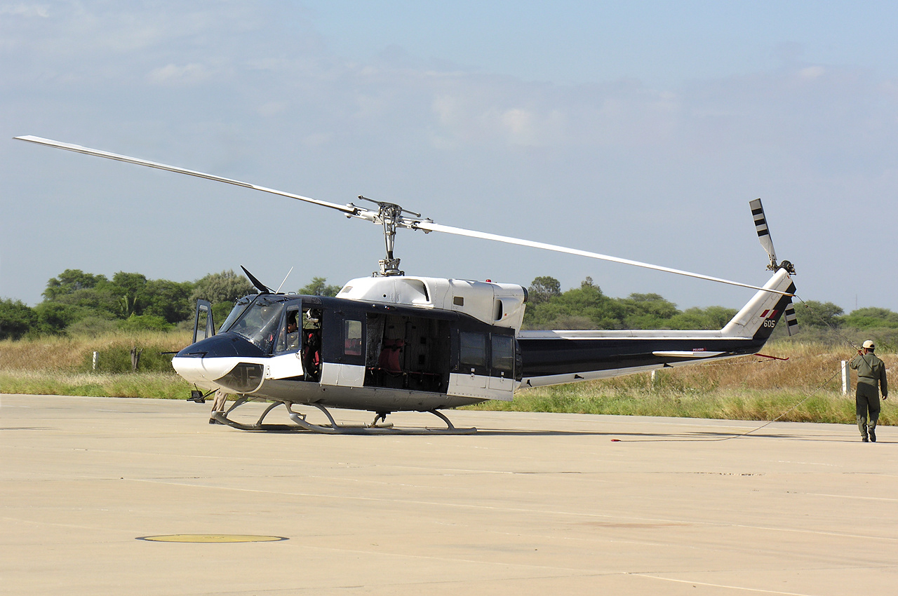 Helicóptero Bell 212 en plataforma