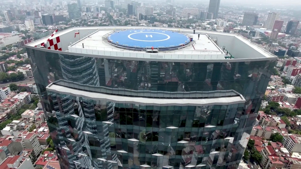 Helipuerto elevado construido sobre la azotea de un edificio corporativo